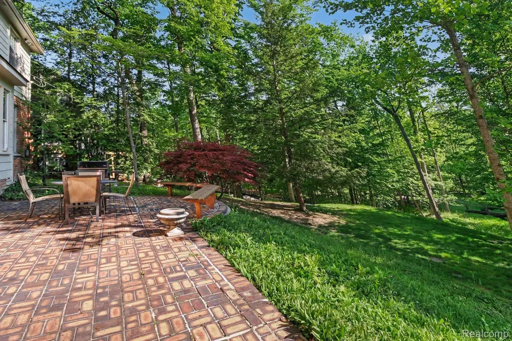 22586 N Nottingham Drive Beverly Hills Village MI 48025