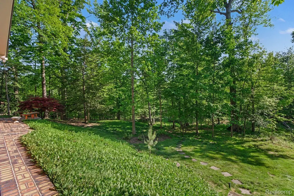 22586 N Nottingham Drive Beverly Hills Village MI 48025