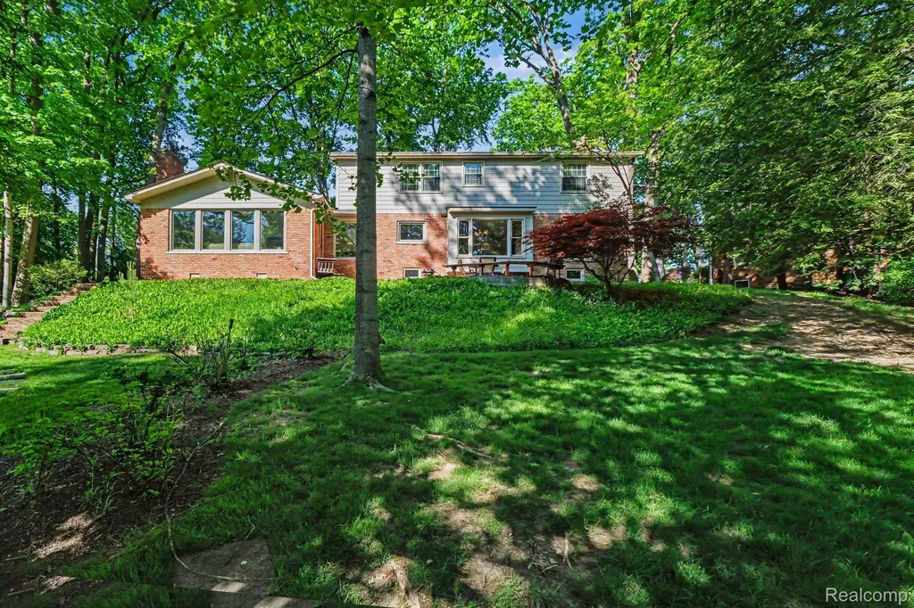 22586 N Nottingham Drive Beverly Hills Village MI 48025