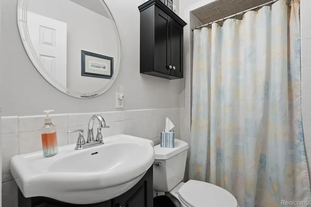 42321 Royal Lane Clinton Charter Township MI 48038