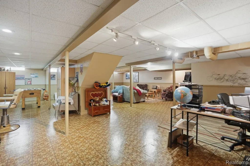 42321 Royal Lane Clinton Charter Township MI 48038