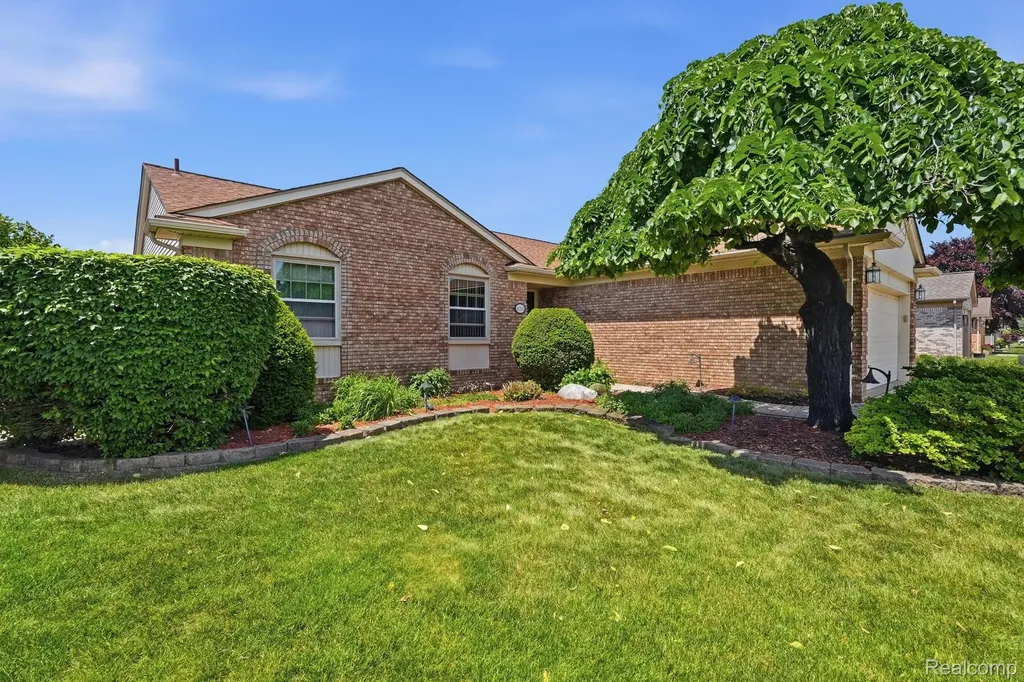 42321 Royal Lane Clinton Charter Township MI 48038