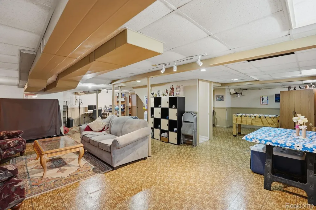 42321 Royal Lane Clinton Charter Township MI 48038