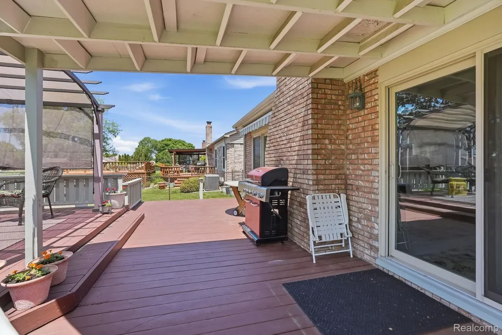42321 Royal Lane Clinton Charter Township MI 48038