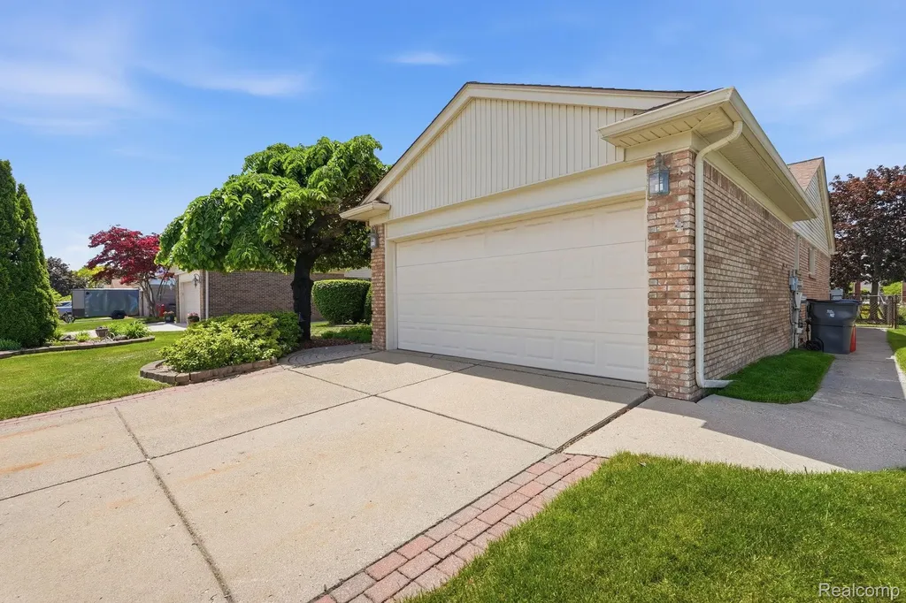 42321 Royal Lane Clinton Charter Township MI 48038