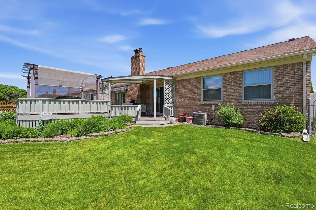 42321 Royal Lane Clinton Charter Township MI 48038