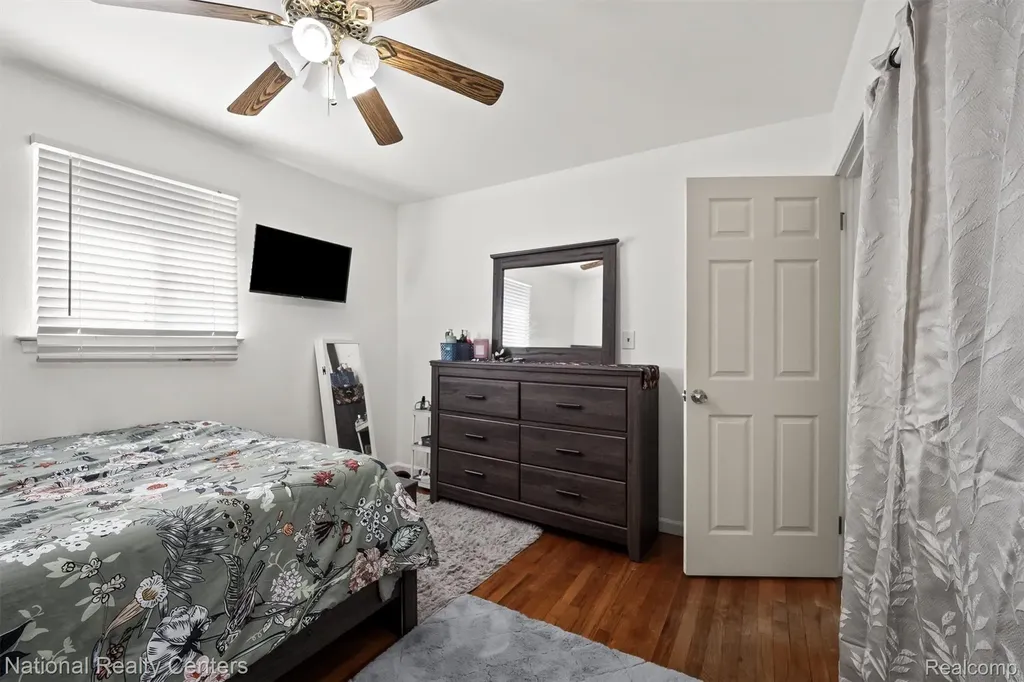 23529 Panama Avenue Warren City MI 48091