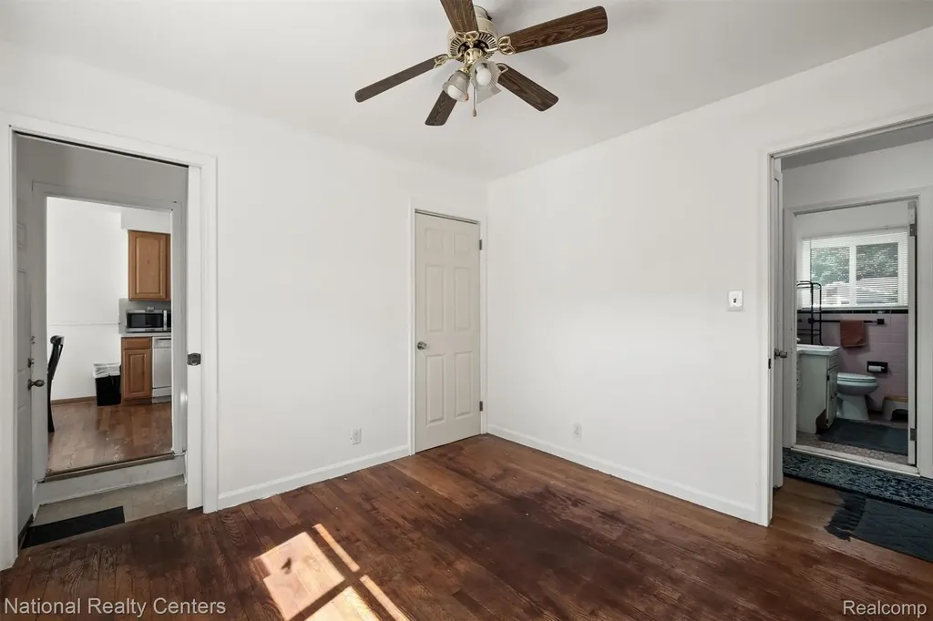 23529 Panama Avenue Warren City MI 48091