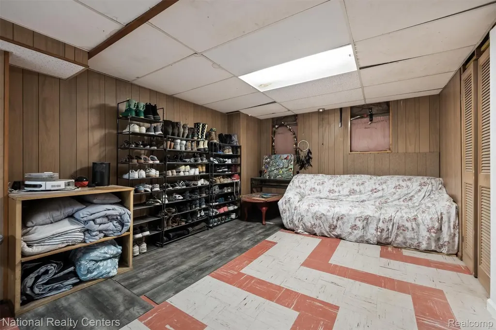 23529 Panama Avenue Warren City MI 48091