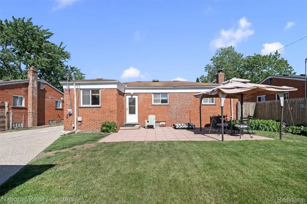 23529 Panama Avenue Warren City MI 48091