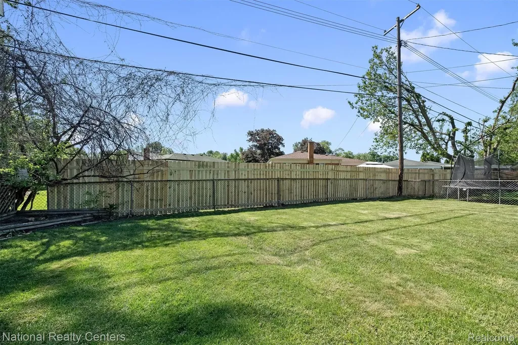 23529 Panama Avenue Warren City MI 48091