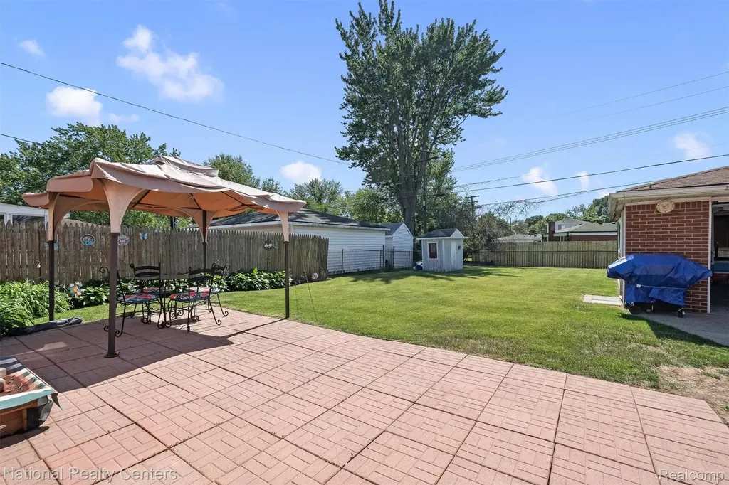 23529 Panama Avenue Warren City MI 48091