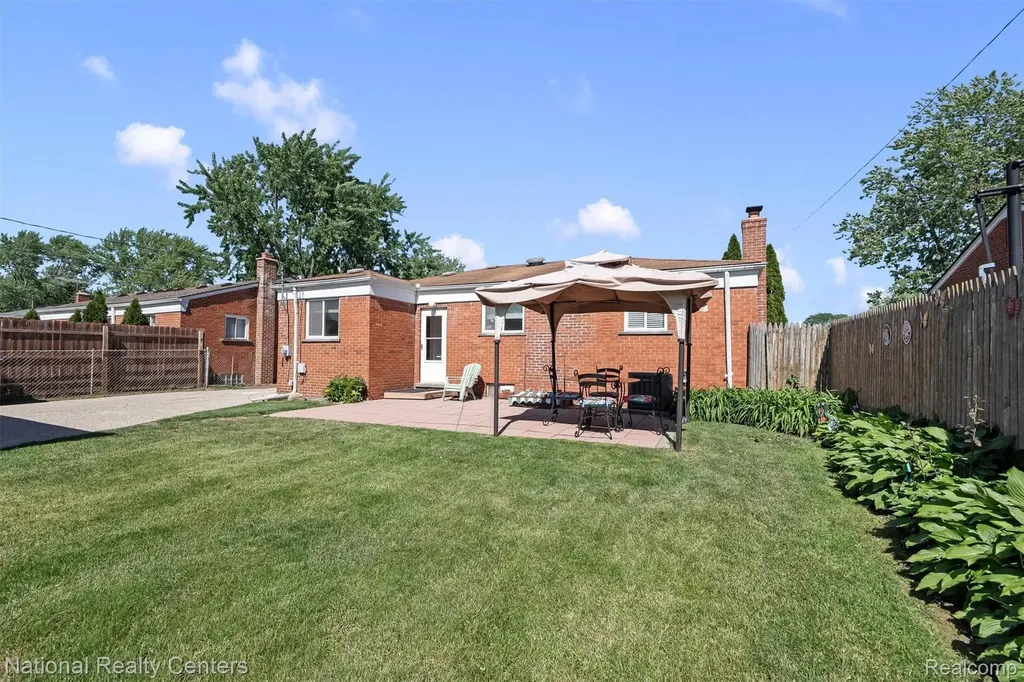23529 Panama Avenue Warren City MI 48091