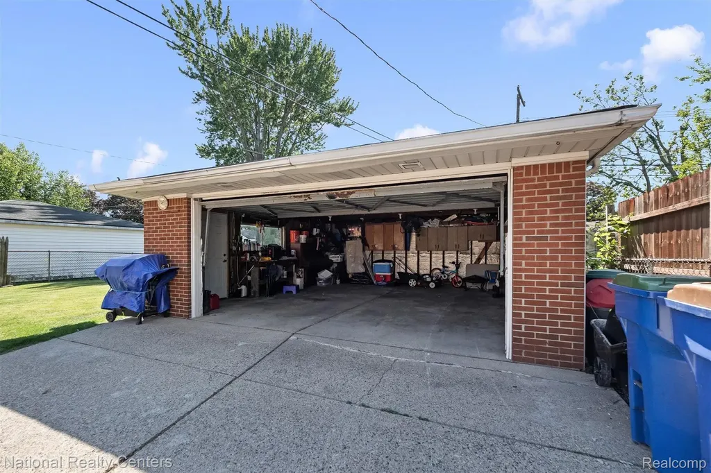 23529 Panama Avenue Warren City MI 48091