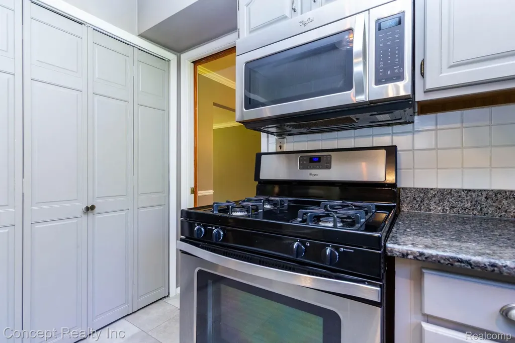 20973 Westfarm Lane Farmington Hills City MI 48167