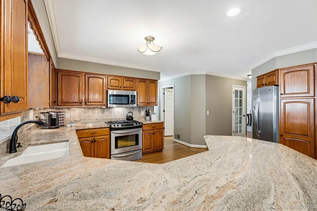 14281 Bournemuth Drive Shelby Charter Township MI 48315