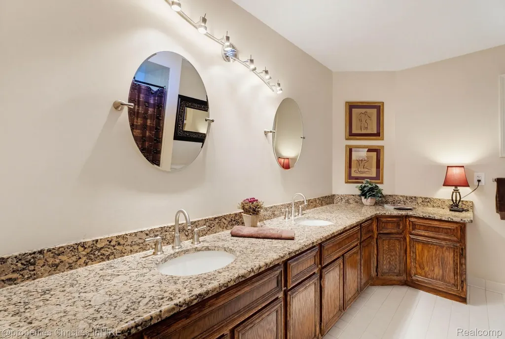 14281 Bournemuth Drive Shelby Charter Township MI 48315