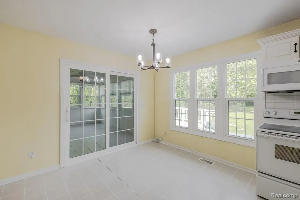 5020 Whitlow Court Commerce Charter Township MI 48382
