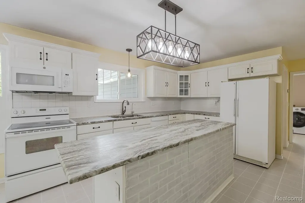 5020 Whitlow Court Commerce Charter Township MI 48382