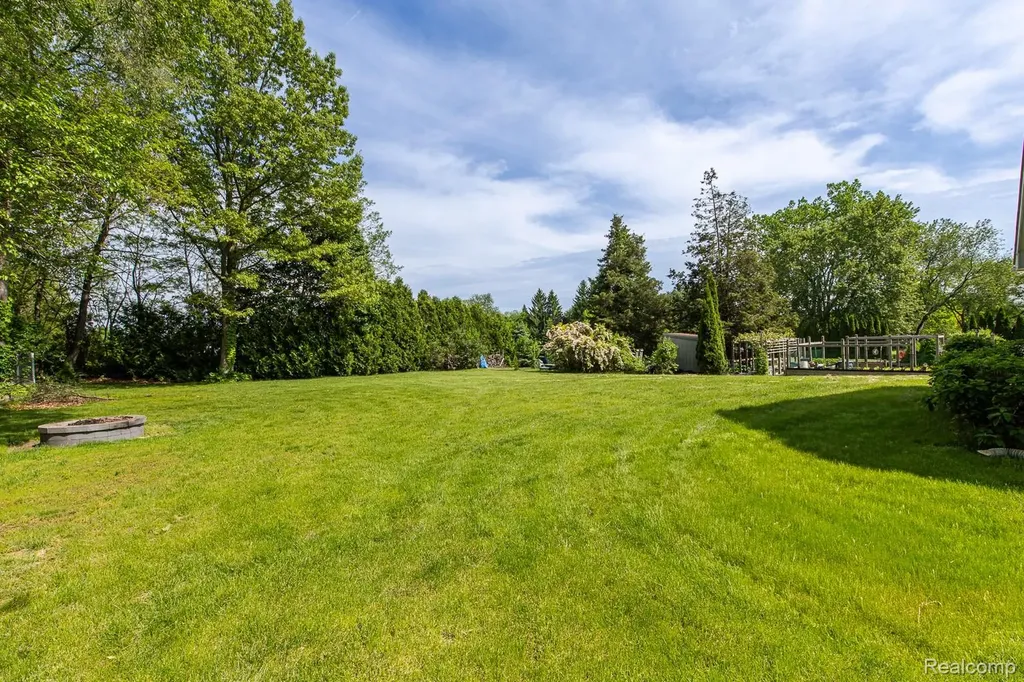 5020 Whitlow Court Commerce Charter Township MI 48382