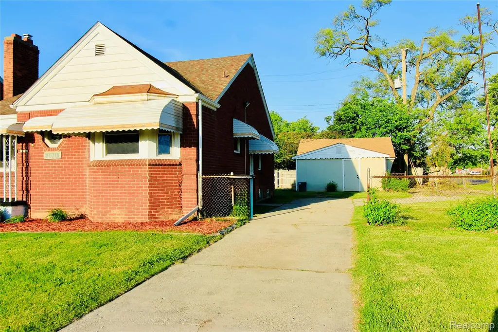 20710 Redmond Avenue Eastpointe City MI 48021