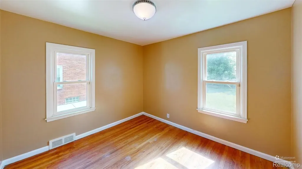 20710 Redmond Avenue Eastpointe City MI 48021