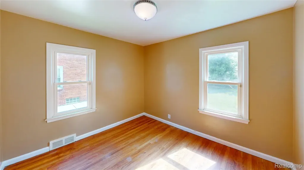 20710 Redmond Avenue Eastpointe City MI 48021