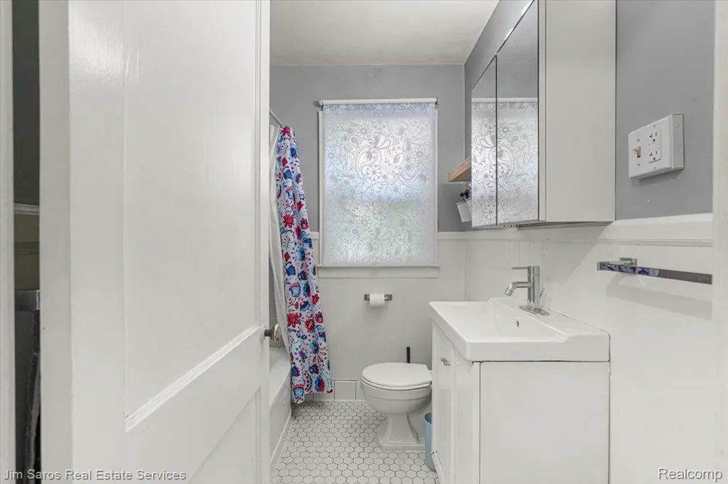 23240 Forest Street Oak Park City MI 48237