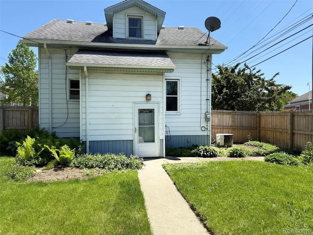 834 W Houstonia Avenue Royal Oak City MI 48073