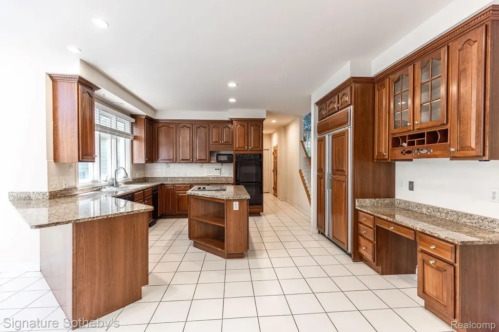 2855 Cranbrook Ridge Court Oakland Charter Township MI 48306
