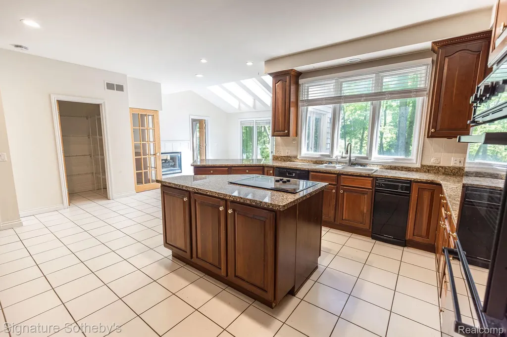 2855 Cranbrook Ridge Court Oakland Charter Township MI 48306
