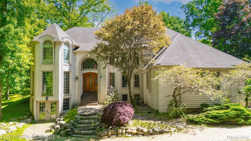 2855 Cranbrook Ridge Court Oakland Charter Township MI 48306
