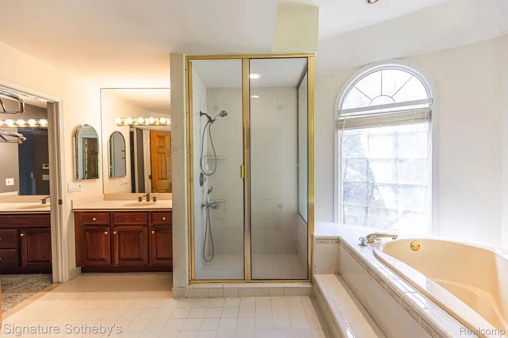 2855 Cranbrook Ridge Court Oakland Charter Township MI 48306