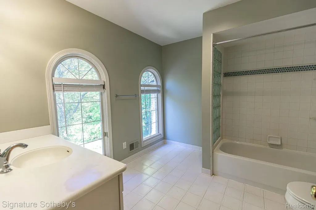 2855 Cranbrook Ridge Court Oakland Charter Township MI 48306