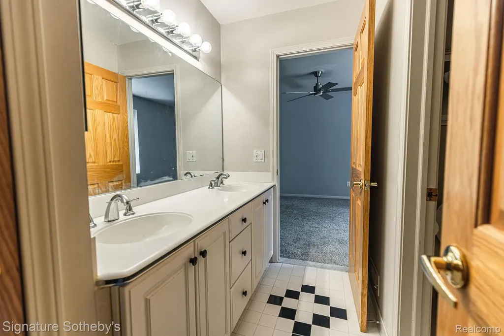 2855 Cranbrook Ridge Court Oakland Charter Township MI 48306