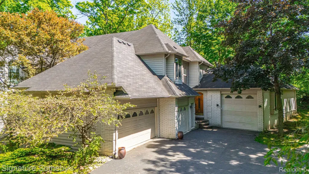 2855 Cranbrook Ridge Court Oakland Charter Township MI 48306
