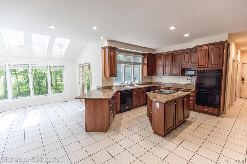 2855 Cranbrook Ridge Court Oakland Charter Township MI 48306