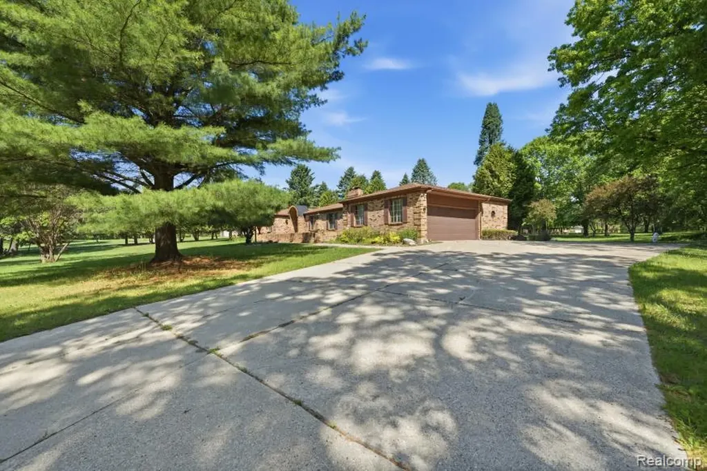 7020 Rattalee Lake Corner NW Independence Charter Township MI 48348