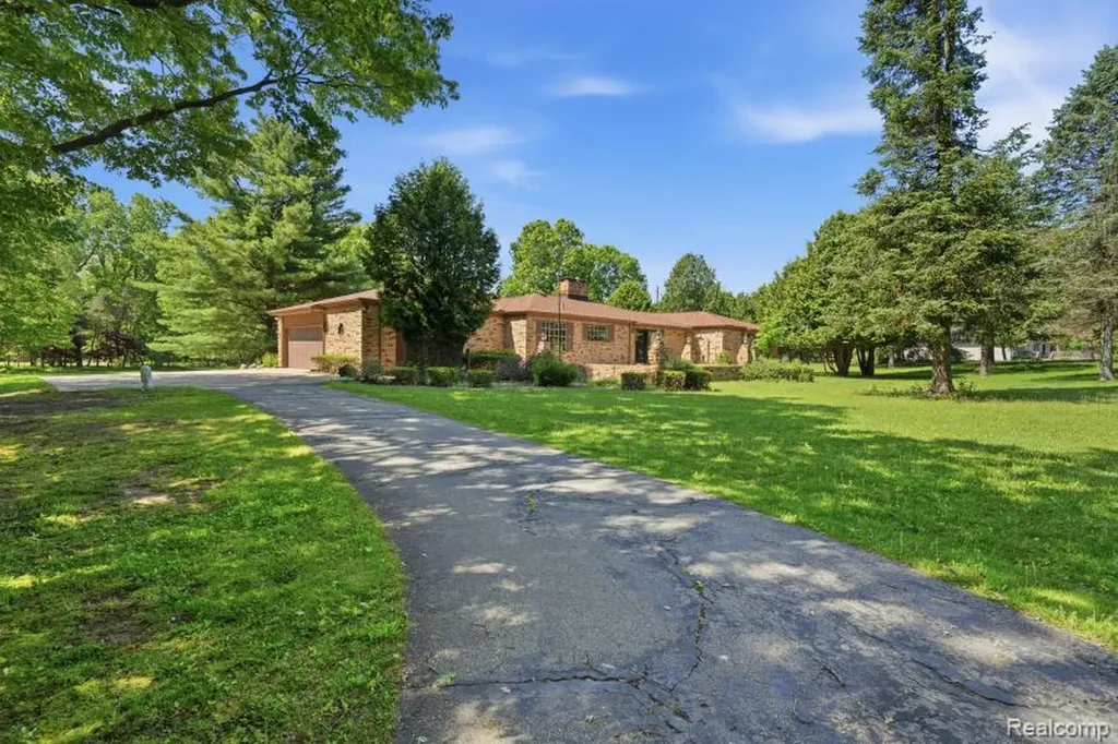 7020 Rattalee Lake Corner NW Independence Charter Township MI 48348