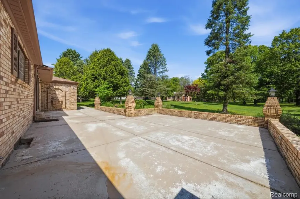 7020 Rattalee Lake Corner NW Independence Charter Township MI 48348
