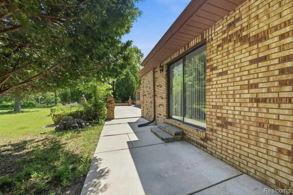 7020 Rattalee Lake Corner NW Independence Charter Township MI 48348