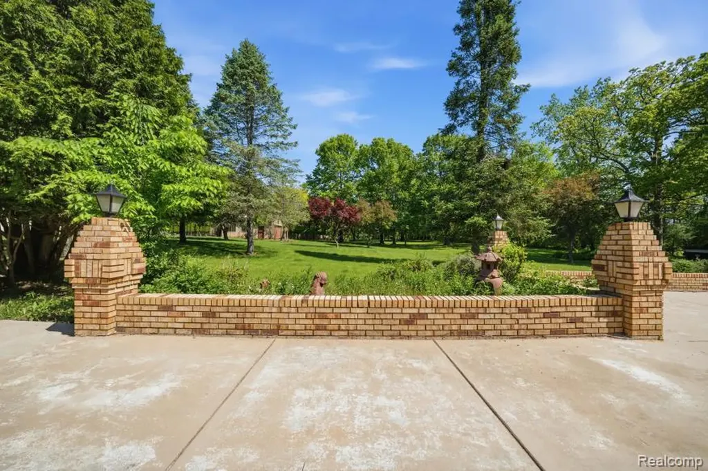 7020 Rattalee Lake Corner NW Independence Charter Township MI 48348