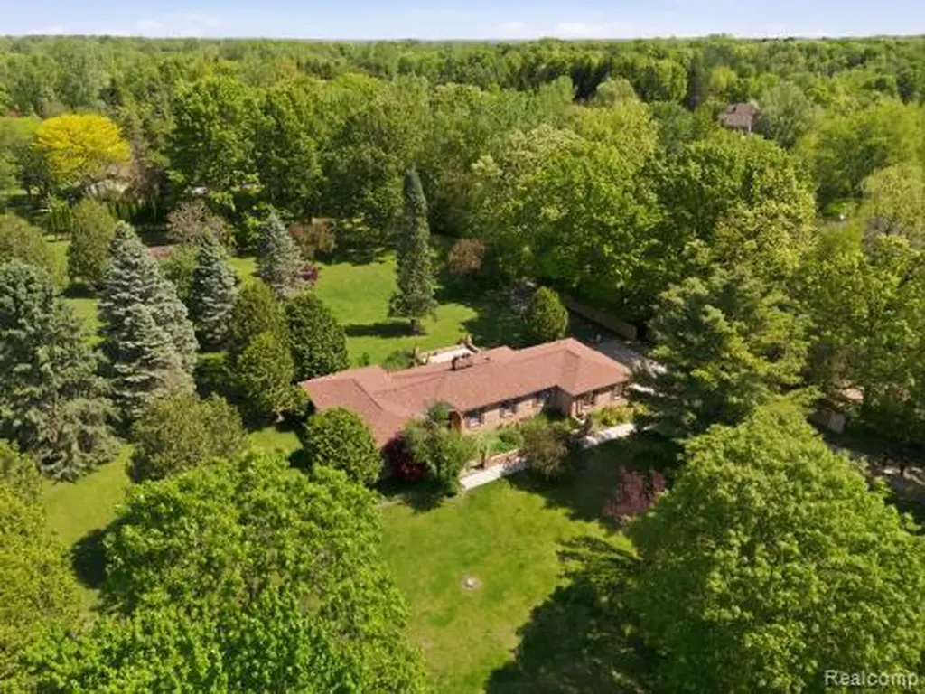 7020 Rattalee Lake Corner NW Independence Charter Township MI 48348