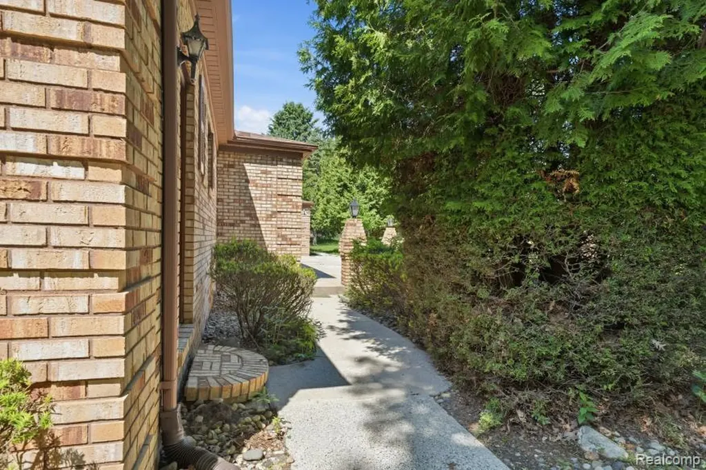 7020 Rattalee Lake Corner NW Independence Charter Township MI 48348