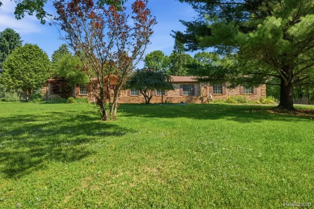 7020 Rattalee Lake Corner NW Independence Charter Township MI 48348