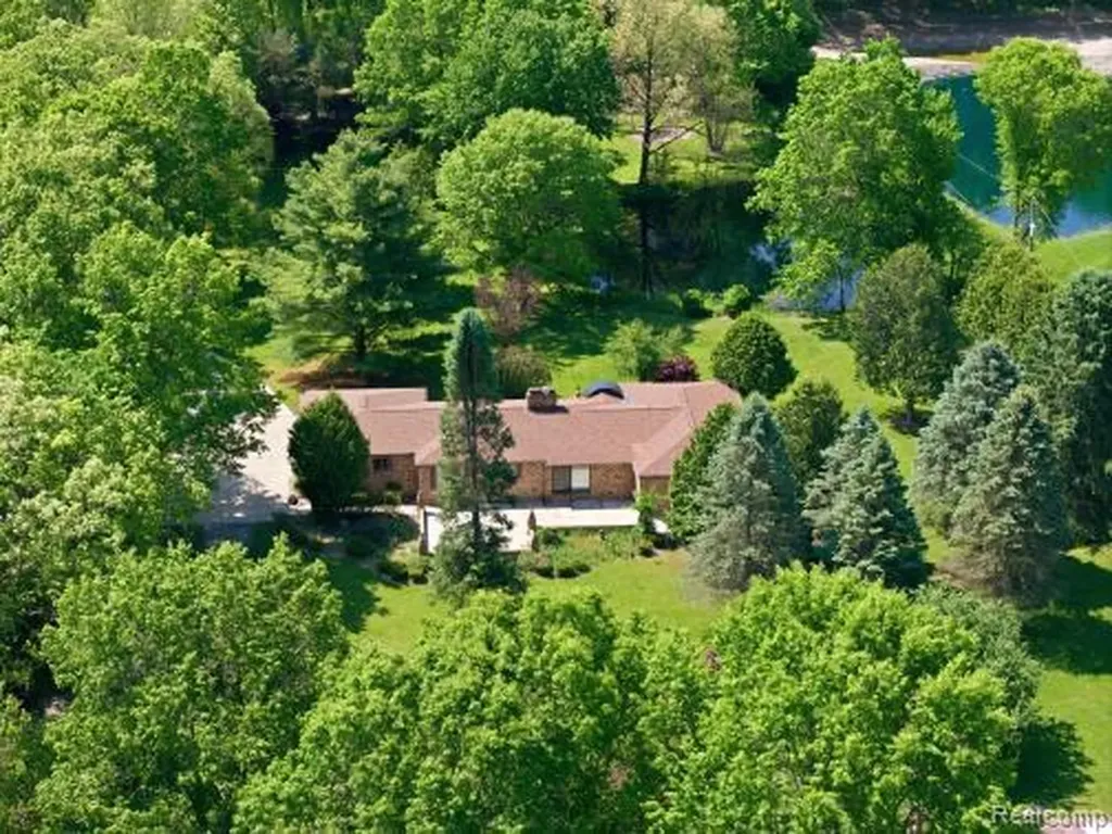 7020 Rattalee Lake Corner NW Independence Charter Township MI 48348