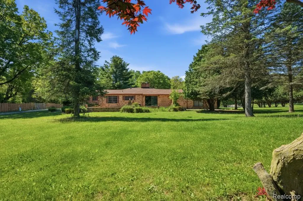 7020 Rattalee Lake Corner NW Independence Charter Township MI 48348