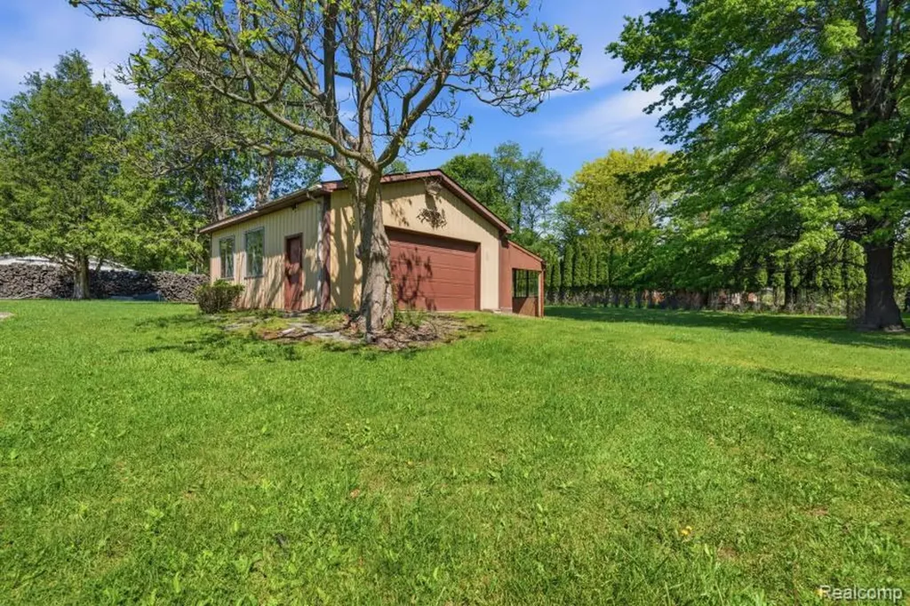 7020 Rattalee Lake Corner NW Independence Charter Township MI 48348