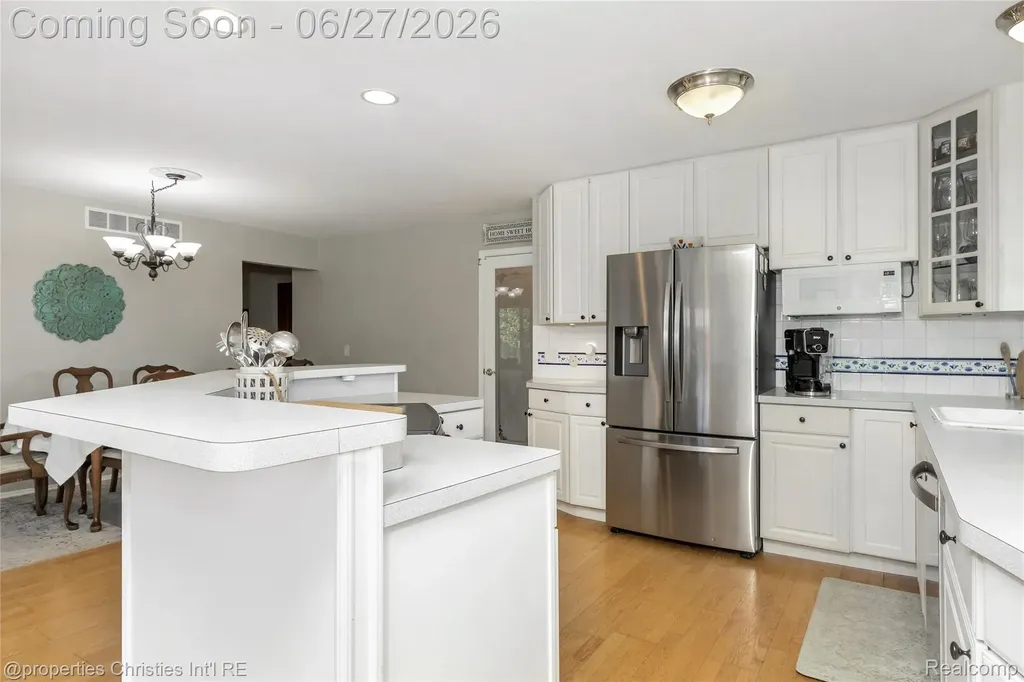 6805 Emerald Shores Drive Troy City MI 48085
