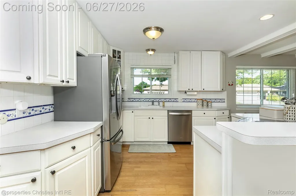 6805 Emerald Shores Drive Troy City MI 48085